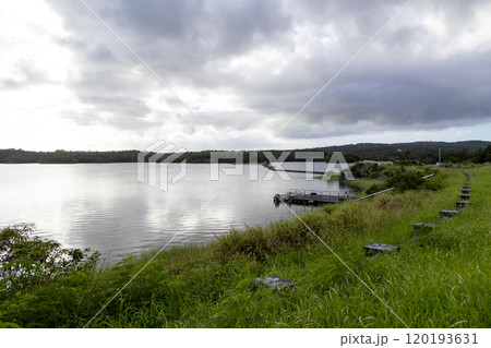 沖縄うるま市倉敷ダム資料館側から見たダム湖 沖縄うるま市倉敷ダム資料館側から見たダム湖 120193631