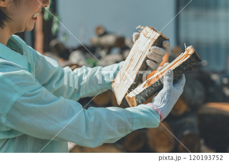 薪づくりをする女性 120193752