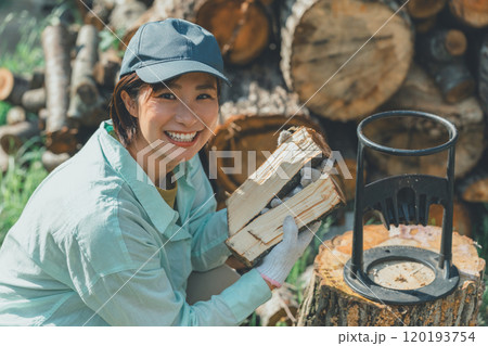 薪づくりをする女性 120193754