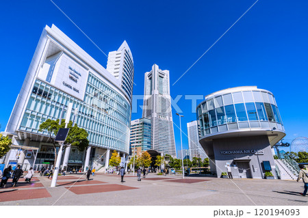 日本の横浜都市景観 11月・秋晴れ…横浜ランドマークタワーやお昼前の桜木町駅前…11月13日 120194093