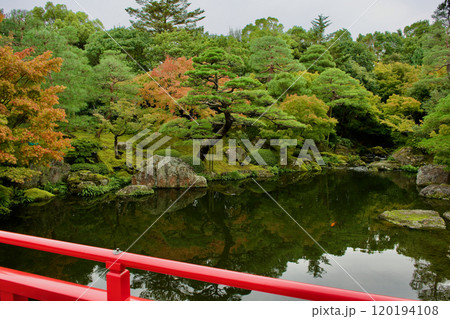 朱色の橋がかかる山陰の美しい日本庭園 朱色の橋がかかる山陰の美しい日本庭園 120194108