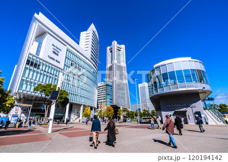 日本の横浜都市景観 お年寄りが続々…横浜ランドマークタワーやお昼前の桜木町駅前…11月13日 120194142
