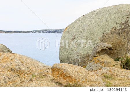 Granite Island Recreation Parkの大きな岩場と海 120194148