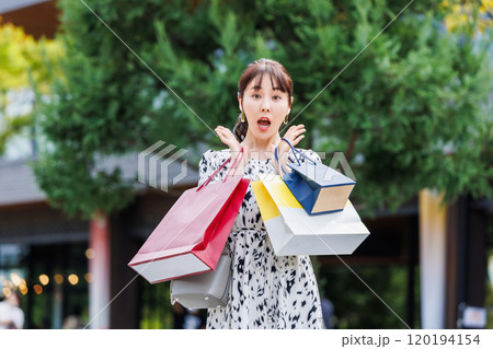 ショッピングを楽しむ女性 120194154