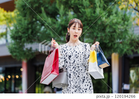 ショッピングを楽しむ女性 ショッピングを楽しむ女性 120194266