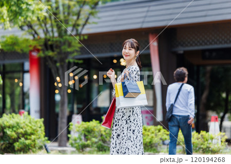 ショッピングを楽しむ女性 120194268