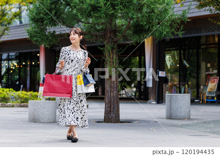 ショッピングを楽しむ女性 120194435