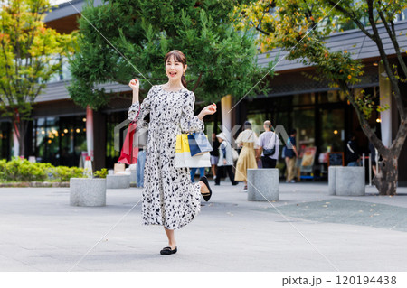 ショッピングを楽しむ女性 120194438