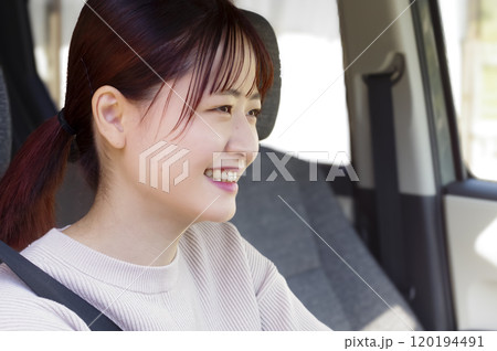 笑顔で運転をする若い女性 笑顔で運転をする若い女性 120194491