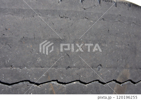 摩耗タイヤ スリップサイン ひび割れバーストタイヤ 120196255