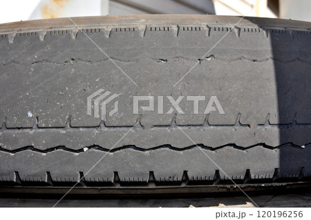 摩耗タイヤ スリップサイン ひび割れバーストタイヤ 120196256