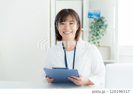白衣を着た受付の女性 120196317