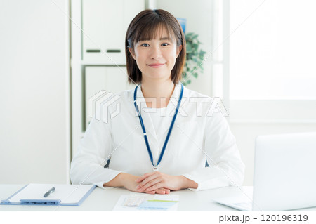 白衣を着た受付の女性 120196319