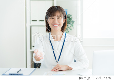 白衣を着た受付の女性 120196320
