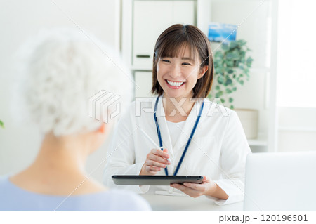 シニアに問診する医療関係者 120196501