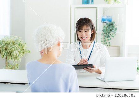 シニアに問診する医療関係者 シニアに問診する医療関係者 120196503