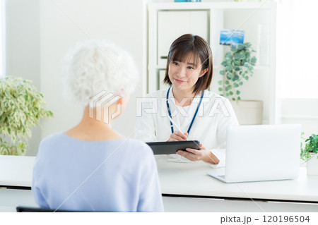シニアに問診する医療関係者 シニアに問診する医療関係者 120196504