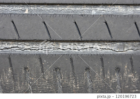 摩耗タイヤ スリップサイン ひび割れバーストタイヤ 120196723