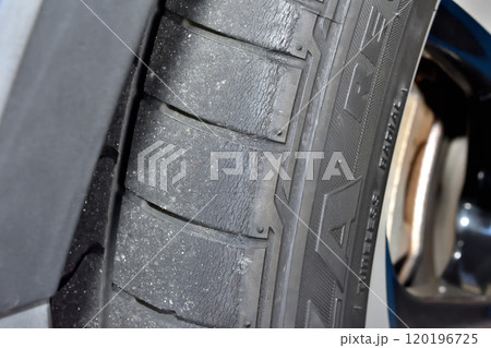 摩耗タイヤ スリップサイン ひび割れバーストタイヤ 120196725