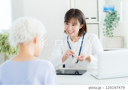 シニアに薬を渡す薬剤師 120197479