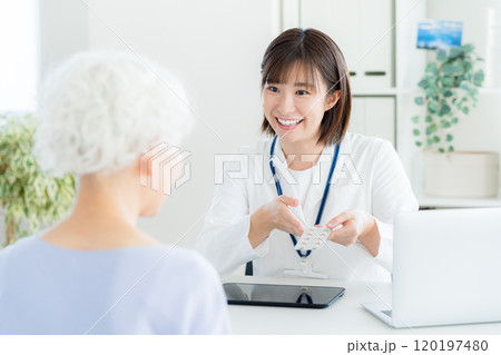 シニアに薬を渡す薬剤師 シニアに薬を渡す薬剤師 120197480