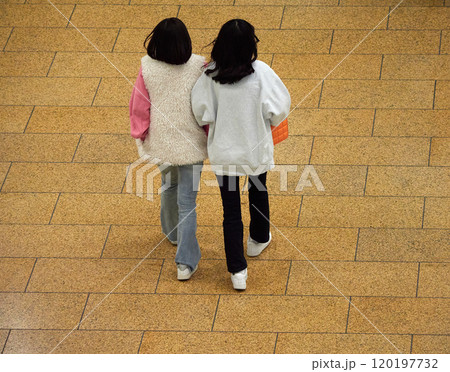 冬の名古屋駅の広場で歩く女性たちの姿 冬の名古屋駅の広場で歩く女性たちの姿 120197732