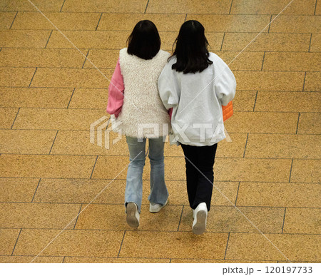 冬の名古屋駅の広場で歩く女性たちの姿 冬の名古屋駅の広場で歩く女性たちの姿 120197733