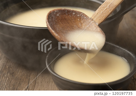 甘酒　温かい甘酒を湯呑みに注ぐ　 120197735