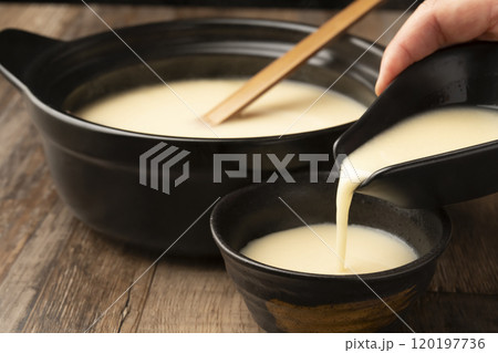 甘酒　温かい甘酒を湯呑みに注ぐ　 120197736