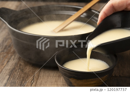 甘酒　温かい甘酒を湯呑みに注ぐ　 120197737