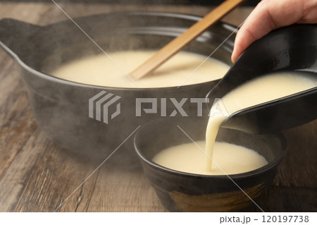 甘酒 温かい甘酒を湯呑みに注ぐ 甘酒 温かい甘酒を湯呑みに注ぐ 120197738