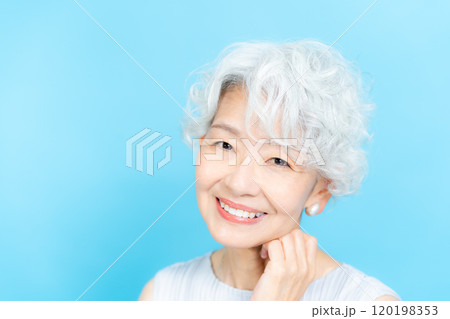 シニア女性のビューティーイメージ 120198353