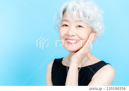 シニア女性のビューティーイメージ 120198356