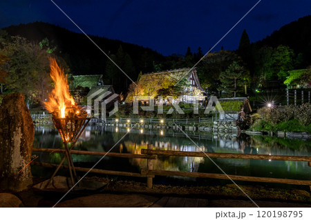 飛騨民俗村 飛騨の里 秋のライトアップ 岐阜県高山市 飛騨民俗村 飛騨の里 秋のライトアップ 岐阜県高山市 120198795