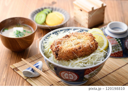 安くて美味しい コロッケ丼 ( ソースコロッケ丼 ) 安くて美味しい コロッケ丼 ( ソースコロッケ丼 ) 120198810