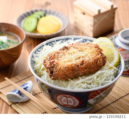 安くて美味しい コロッケ丼 （ ソースコロッケ丼 ） 120198811