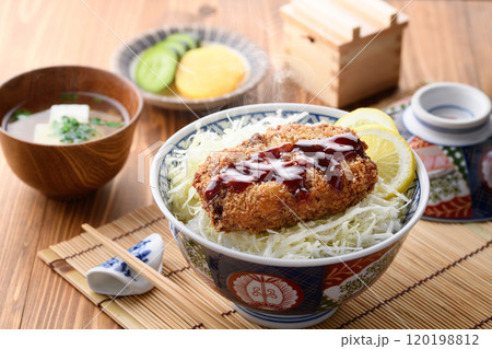 安くて美味しい コロッケ丼 ( ソースコロッケ丼 ) 安くて美味しい コロッケ丼 ( ソースコロッケ丼 ) 120198812