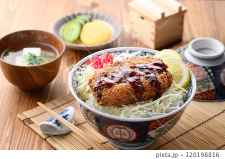 安くて美味しい コロッケ丼 （ ソースコロッケ丼 ） 120198816