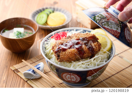 安くて美味しい コロッケ丼 ( ソースコロッケ丼 ) 安くて美味しい コロッケ丼 ( ソースコロッケ丼 ) 120198819