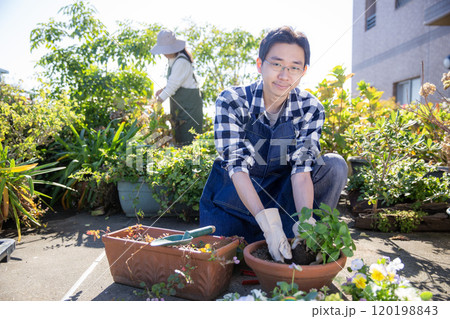 夫婦で楽しむガーデニング 日本人男性 秋の植え付け 夫婦で楽しむガーデニング 日本人男性 秋の植え付け 120198843