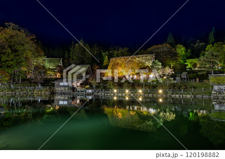 飛騨民俗村 飛騨の里 秋のライトアップ 岐阜県高山市 120198882