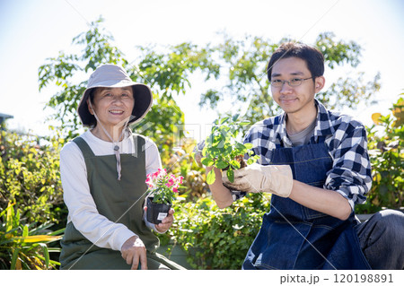 ガーデニングを楽しむ 日本人親子 秋の植え付け ガーデニングを楽しむ 日本人親子 秋の植え付け 120198891
