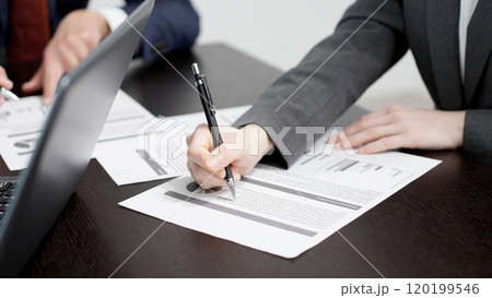 資料にメモをするビジネスウーマン 120199546