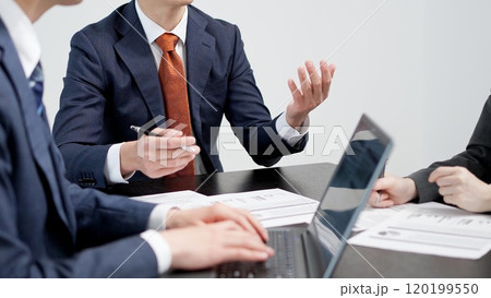 ミーティングをするビジネスパーソン ミーティングをするビジネスパーソン 120199550