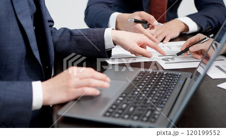 会議で指摘をするビジネスパーソン 120199552