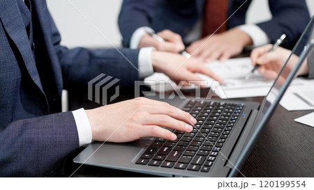 会議で指摘をするビジネスパーソン 120199554