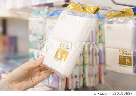 スーパーでポケットティッシュを買う女性 120199657