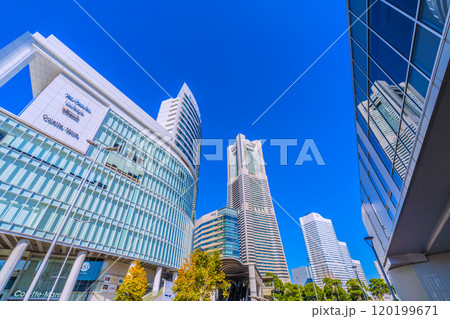 日本の横浜都市景観 横浜ランドマークタワーや横浜エアキャビン・桜木町駅の窓に映る同タワー＝13日 120199671
