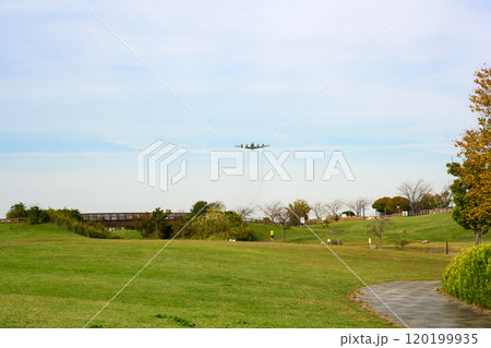 大和ゆとりの森上空を自衛隊機が通過するようす 120199935