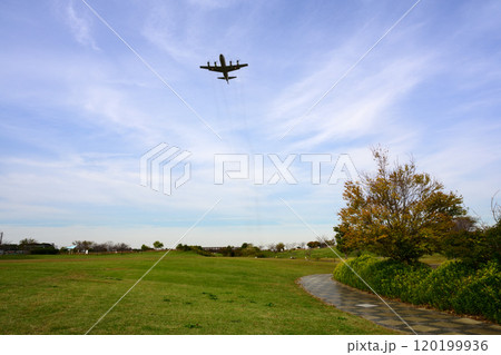 大和ゆとりの森上空を自衛隊機が通過するようす 120199936